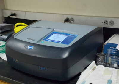 A measurement device is sitting on a counter in a lab.